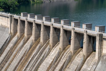 Téléchargez les photos : Matériel hydroélectrique - mur de barrage en béton - en image libre de droit