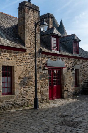 Foto de El castillo de Fougeres es uno de los castillos franceses más imponentes. Ocupa una superficie de dos hectáreas y es un complejo medieval del siglo XII al XV. - Imagen libre de derechos