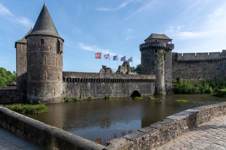 Foto de El castillo de Fougeres es uno de los castillos franceses más imponentes. Ocupa una superficie de dos hectáreas y es un complejo medieval del siglo XII al XV. - Imagen libre de derechos