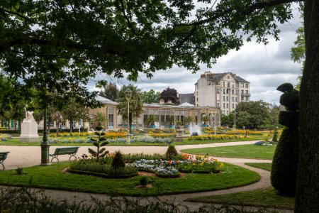Foto de Thabor Gardens situado en Rennes es un parque público repartido en diez hectáreas, cuya especialidad es la mezcla de un jardín francés, un jardín inglés y un jardín botánico importante. - Imagen libre de derechos