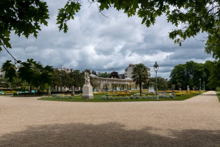 Foto de Thabor Gardens situado en Rennes es un parque público repartido en diez hectáreas, cuya especialidad es la mezcla de un jardín francés, un jardín inglés y un jardín botánico importante. - Imagen libre de derechos