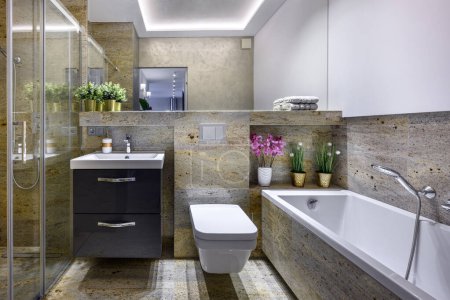 Téléchargez les photos : Petite salle de bain moderne dans un appartement élégant avec finition en marbre - en image libre de droit