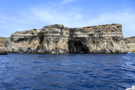 Foto de Cueva en la isla Cominotto. Es una isla deshabitada del Mediterráneo frente a la costa norte de Malta, cerca de la isla de Comino. - Imagen libre de derechos