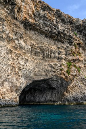 Foto de Cueva en la isla Cominotto. Es una isla deshabitada del Mediterráneo frente a la costa norte de Malta, cerca de la isla de Comino. - Imagen libre de derechos