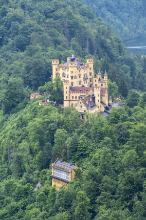 Téléchargez les photos : Château de Hohenschwangau dans les Alpes bavaroises - résidence d'enfance du roi Ludwig II de Bavière, Schwangau, Allgaeu, Bavière, Allemagne - en image libre de droit