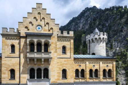 Téléchargez les photos : Château Neuschwanstein dans le Schwangau. Le château médiéval était la maison du roi Ludwig et sa beauté a inspiré Walt Disney pour créer le château de Cendrillon. - en image libre de droit