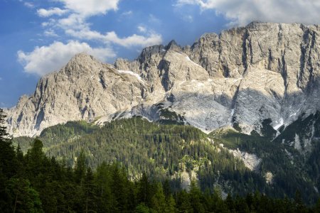 Lac Eibsee avec la montagne Zugspitze dans les Alpes de Bavière, Allemagne, Europe