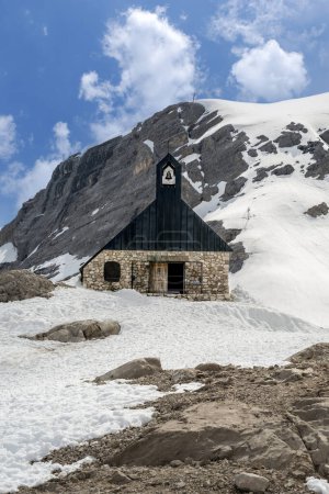 Téléchargez les photos : Une des plus hautes églises de la Zugspitze. La Zugspitze appartient aux Alpes et est la plus haute montagne d'Allemagne. - en image libre de droit