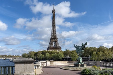 Statue von La France Renaissante auf der Pont Bir-Hakeim, Paris, Frankreich. Es wurde vom dänischen Bildhauer Holger Wederkinch geschaffen