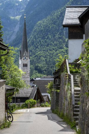 Téléchargez les photos : Hallstatt vieille ville architecture en bois. Hallstatt est un village de la région de Salzkammergut en Autriche. C'est une destination de voyage populaire pour les touristes. - en image libre de droit