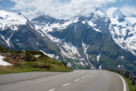 Téléchargez les photos : Belle vue aérienne sur la montagne et le parc sauvage de la Grossglockner High Alpine Road à Ferleiten, célèbre route d'Autriche. - en image libre de droit
