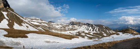 Téléchargez les photos : Belle vue aérienne sur la montagne et le parc sauvage de la Grossglockner High Alpine Road à Ferleiten, célèbre route d'Autriche. - en image libre de droit
