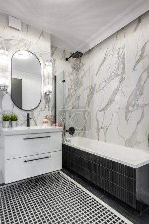 Téléchargez les photos : Salle de bain moderne en noir et blanc avec finition en marbre - en image libre de droit