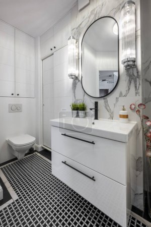 Téléchargez les photos : Salle de bain moderne en noir et blanc avec finition en marbre - en image libre de droit