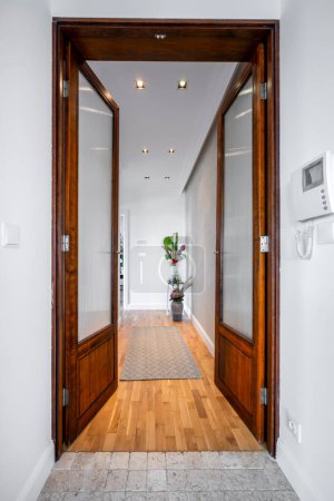 Téléchargez les photos : Portes en bois dans le couloir de l'élégant appartement de design d'intérieur - en image libre de droit