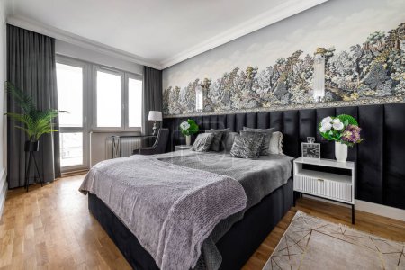 Téléchargez les photos : Chambre élégante en finition grise avec papier peint décoratif et mur en velours - en image libre de droit
