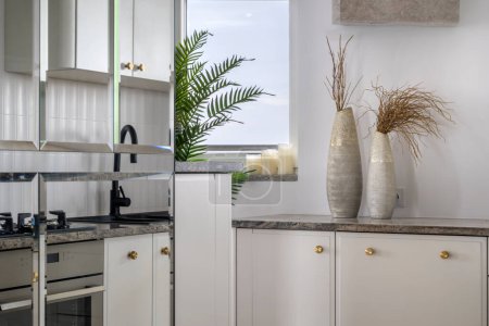 Téléchargez les photos : Cuisine blanche intérieure élégante et moderne. Conception concept de décoration à la maison - en image libre de droit