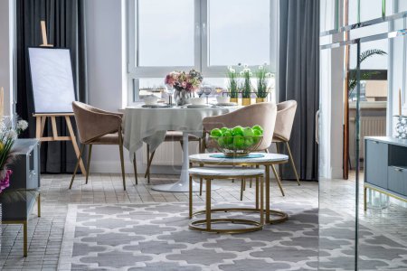 Téléchargez les photos : Coin repas avec table et chaises dans un appartement élégant et moderne - en image libre de droit