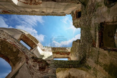 Téléchargez les photos : Ruines vieux château à Krzyztopor près d'Ujazd en Pologne. C'était l'un des plus grands palais d'Europe avant la création de Versailles.. - en image libre de droit