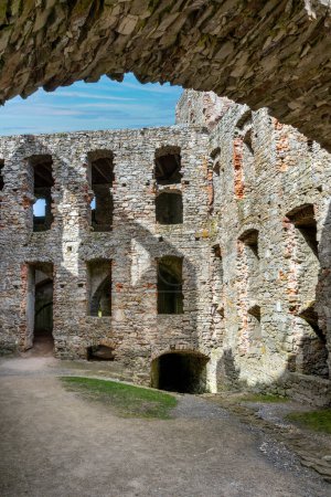 Foto de Ruinas antiguo castillo en Krzyztopor cerca de Ujazd en Polonia. Fue uno de los edificios palaciegos más grandes de Europa antes de la creación de Versalles. - Imagen libre de derechos