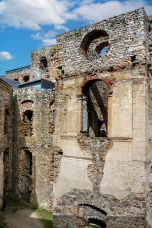 Ruinen der alten Burg in Krzyztopor bei Ujazd in Polen. Vor der Entstehung von Versailles war es eines der größten Palastgebäude Europas.