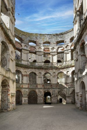 Téléchargez les photos : Ruines vieux château à Krzyztopor près d'Ujazd en Pologne. C'était l'un des plus grands palais d'Europe avant la création de Versailles.. - en image libre de droit