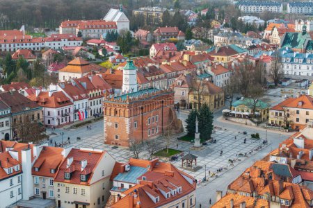 Drohnenblick auf den Sandomierz, eine mittelalterliche Kleinstadt in Polen, die an der Weichsel auf sieben Hügeln liegt und daher manchmal als Klein-Rom bezeichnet wird.