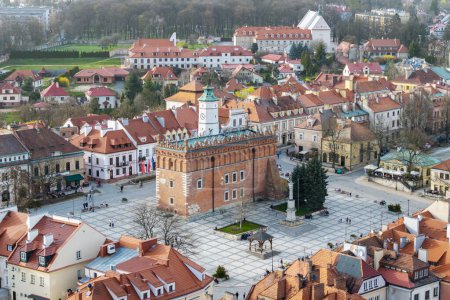 Téléchargez les photos : Vue aérienne sur le Sandomierz une petite ville médiévale en Pologne, située sur la Vistule sur sept collines, d'où parfois appelé Petite Rome. - en image libre de droit