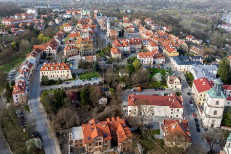 Drohnenblick auf den Sandomierz, eine mittelalterliche Kleinstadt in Polen, die an der Weichsel auf sieben Hügeln liegt und daher manchmal als Klein-Rom bezeichnet wird.