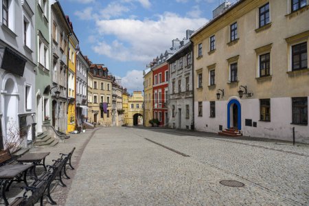 Téléchargez les photos : Vue des maisons colorées traditionnelles sur la vieille ville de Lublin pendant la journée ensoleillée du printemps. - en image libre de droit