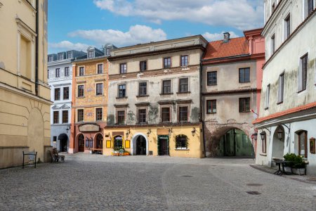 Téléchargez les photos : Vue des maisons colorées traditionnelles sur la vieille ville de Lublin pendant la journée ensoleillée du printemps. - en image libre de droit