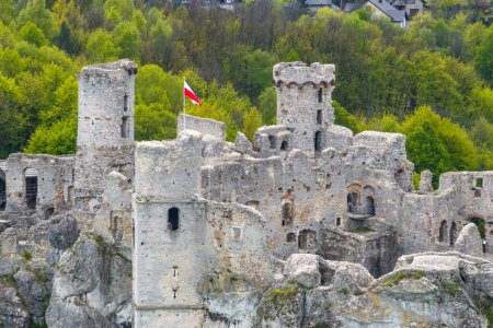Las ruinas del castillo medieval en la roca en Ogrodzieniec, Polonia. Uno de los bastiones llamados nidos de águilas en las tierras altas del Jurásico Polaco en Silesia.
