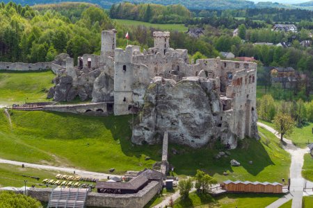 Die Ruinen einer mittelalterlichen Burg auf einem Felsen in Ogrodzieniec, Polen. Eines der Adlerhorste im polnischen Jura-Hochland in Schlesien.