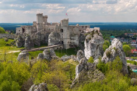 Les ruines du château médiéval sur le rocher à Ogrodzieniec, Pologne. L'un des bastions appelés nids d'aigles dans les hautes terres polonaises du Jurassique en Silésie.
