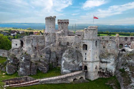 Las ruinas del castillo medieval en la roca en Ogrodzieniec, Polonia. Uno de los bastiones llamados nidos de águilas en las tierras altas del Jurásico Polaco en Silesia.