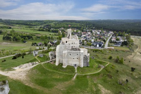 Burg in Bobolice - Ruine einer Burg im Jura Krakowsko-Czestochowska, erbaut in den so genannten Adlernestern, im Dorf Bobolice in der schlesischen Woiwodschaft, im Bezirk Myszkow.