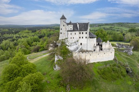 Téléchargez les photos : Château de Bobolice - les ruines d'un château situé dans le Jura Krakowsko-Czestochowska, construit dans les soi-disant nids d'aigle, dans le village de Bobolice dans la voïvodie de Silésie, dans le district de Myszkow. - en image libre de droit
