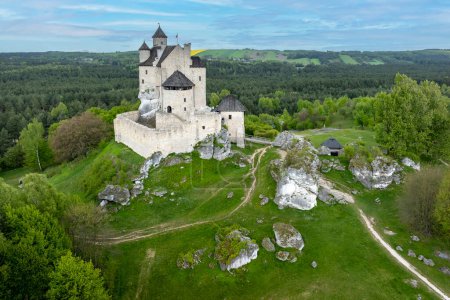 Téléchargez les photos : Château de Bobolice - les ruines d'un château situé dans le Jura Krakowsko-Czestochowska, construit dans les soi-disant nids d'aigle, dans le village de Bobolice dans la voïvodie de Silésie, dans le district de Myszkow. - en image libre de droit