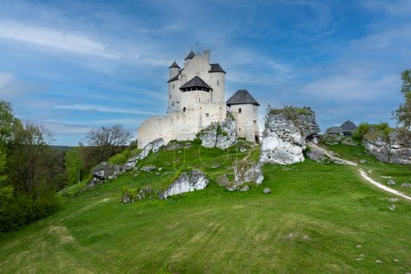 Castillo en Bobolice - las ruinas de un castillo situado en el Jura Krakowsko-Czestochowska, construido en los llamados nidos de águila, en el pueblo de Bobolice en el Voivodato Silesiano, en el distrito de Myszkow.