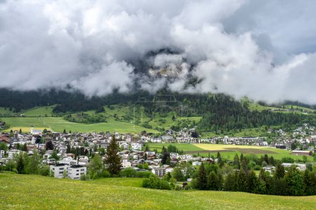 Vista del pueblo de montaña - Flims en Suiza