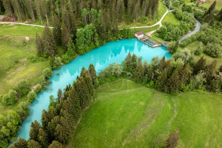 Drone vista del pequeño río con agua turquesa cerca de Flims en Canton Graubunden en Suiza.