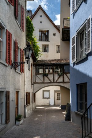 Rue étroite avec maison en rangée dans la vieille ville de Coire en Suisse