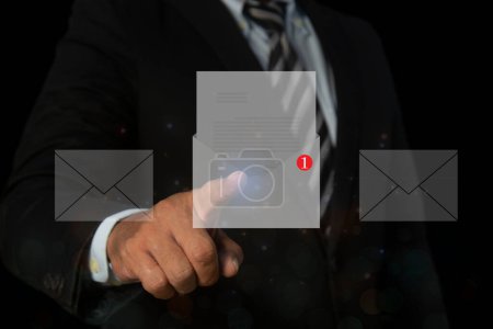 Neues E-Mail-Benachrichtigungskonzept, Geschäftsleute berühren E-Mail-Symbol, Online-Marketing-Kampagne, E-Mail-Posteingang Online-Kommunikation und E-Mail-Marketing-Ideen.