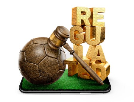 Téléchargez les photos : Libellé doré réglementé, avec un ballon de football en bois et un marteau, sur un smartphone - avec un terrain de football vert comme écran - en image libre de droit