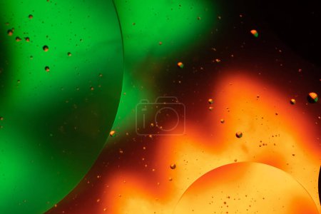 Téléchargez les photos : Mélange d'eau et d'huile, fond abstrait coloré jaune - lumières led vertes, cercles et bulles, macro abstraction - en image libre de droit