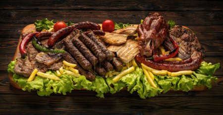 Foto de Bandeja de madera con platos mixtos de carne de cerdo colocados en ensaladas - Imagen libre de derechos
