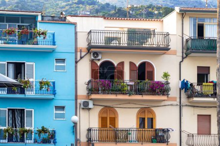 Foto de Giardini Naxos en Sicilia Italia 08.11.2022 - Casas tradicionales multicolores con balcones en la zona portuaria - Imagen libre de derechos