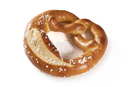 Foto de Un pretzel bávaro con sal sobre un fondo blanco. El pretzel tiene la forma de un nudo y está cubierto de una generosa cantidad de sal. El pretzel es de color marrón dorado y se ve crujiente y delicioso. - Imagen libre de derechos