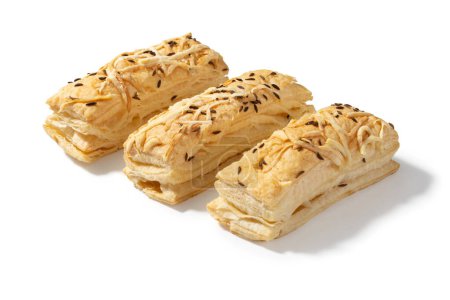 Foto de Tres galletas de color marrón dorado, cada una cubierta con una pizca de queso salado - Imagen libre de derechos