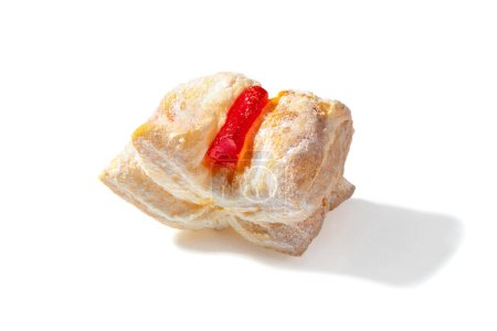 Téléchargez les photos : Une délicieuse gâterie avec une pâte feuilletée feuilletée remplie de rouge vif Délice turc, saupoudré d'un voile de sucre en poudre - en image libre de droit